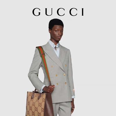 GUCCI που μαρκάρεται την τσάντα ώμων τον τεράστιο GG Tote κύριο ατόμων καμηλών τσαντών