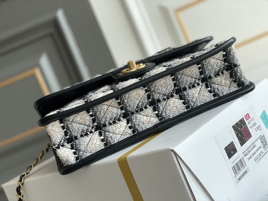 Κλασικό 2WAY Chanel μέσο χτυπημάτων τσαντών μαλλί καρό αγγελιοφόρων μαύρο άσπρο
