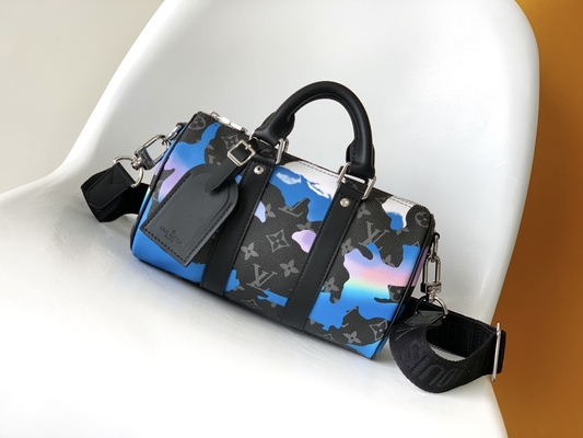 Μαρκαρισμένη τσάντα LV Keepall Bandoulière 25 αγγελιοφόρων μονογραμμάτων ανατολής έκλειψη δωμάτιο με μια άποψη