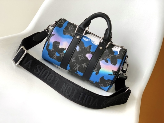 Μαρκαρισμένη τσάντα LV Keepall Bandoulière 25 αγγελιοφόρων μονογραμμάτων ανατολής έκλειψη δωμάτιο με μια άποψη