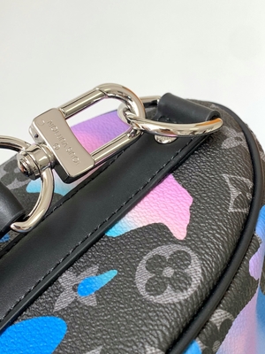 Μαρκαρισμένη τσάντα LV Keepall Bandoulière 25 αγγελιοφόρων μονογραμμάτων ανατολής έκλειψη δωμάτιο με μια άποψη