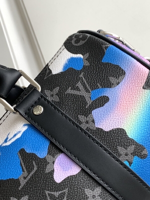 Μαρκαρισμένη τσάντα LV Keepall Bandoulière 25 αγγελιοφόρων μονογραμμάτων ανατολής έκλειψη δωμάτιο με μια άποψη