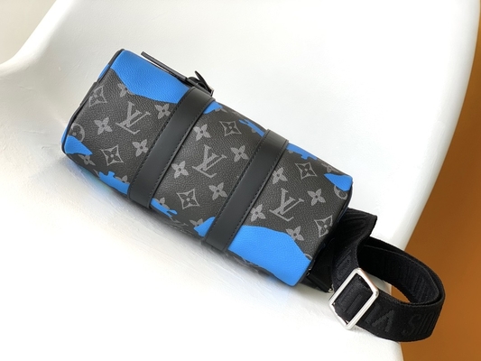 Μαρκαρισμένη τσάντα LV Keepall Bandoulière 25 αγγελιοφόρων μονογραμμάτων ανατολής έκλειψη δωμάτιο με μια άποψη