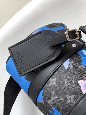 Μαρκαρισμένη τσάντα LV Keepall Bandoulière 25 αγγελιοφόρων μονογραμμάτων ανατολής έκλειψη δωμάτιο με μια άποψη