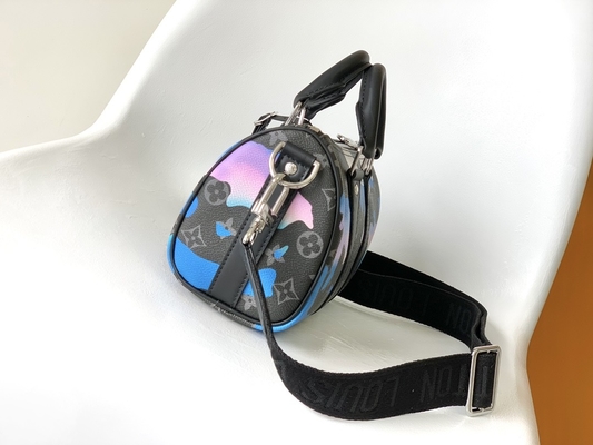 Μαρκαρισμένη τσάντα LV Keepall Bandoulière 25 αγγελιοφόρων μονογραμμάτων ανατολής έκλειψη δωμάτιο με μια άποψη