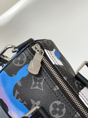 Μαρκαρισμένη τσάντα LV Keepall Bandoulière 25 αγγελιοφόρων μονογραμμάτων ανατολής έκλειψη δωμάτιο με μια άποψη