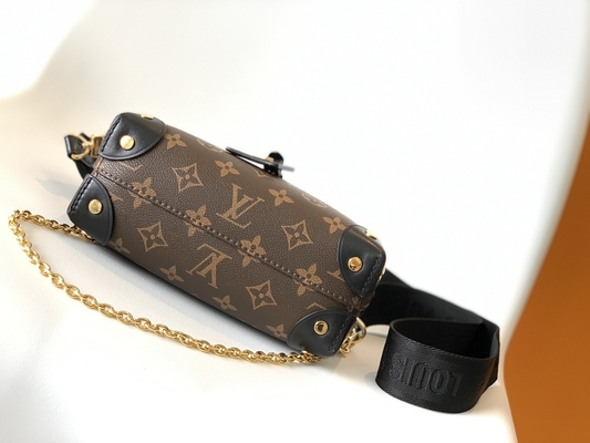 Η συνήθεια της Louis Vuitton που μαρκάρεται τοποθετεί το λεπτοκαμωμένο μονόγραμμα Malle σε σάκκο Souple Empreinte ο καφετής Μαύρος