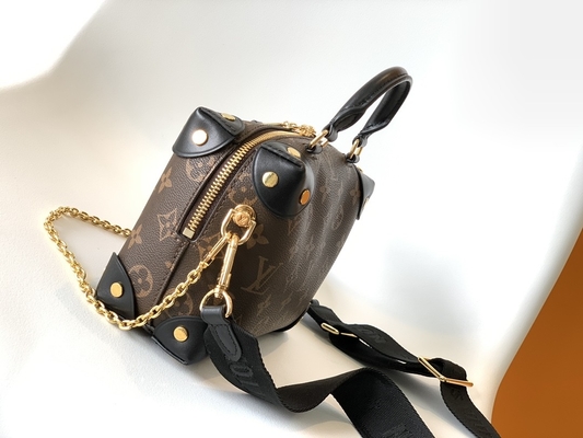 Η συνήθεια της Louis Vuitton που μαρκάρεται τοποθετεί το λεπτοκαμωμένο μονόγραμμα Malle σε σάκκο Souple Empreinte ο καφετής Μαύρος