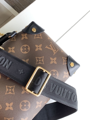 Η συνήθεια της Louis Vuitton που μαρκάρεται τοποθετεί το λεπτοκαμωμένο μονόγραμμα Malle σε σάκκο Souple Empreinte ο καφετής Μαύρος