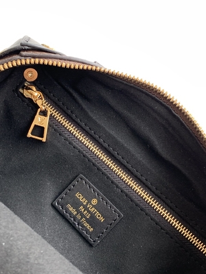 Η συνήθεια της Louis Vuitton που μαρκάρεται τοποθετεί το λεπτοκαμωμένο μονόγραμμα Malle σε σάκκο Souple Empreinte ο καφετής Μαύρος