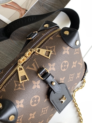 Η συνήθεια της Louis Vuitton που μαρκάρεται τοποθετεί το λεπτοκαμωμένο μονόγραμμα Malle σε σάκκο Souple Empreinte ο καφετής Μαύρος