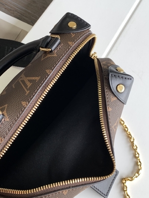 Η συνήθεια της Louis Vuitton που μαρκάρεται τοποθετεί το λεπτοκαμωμένο μονόγραμμα Malle σε σάκκο Souple Empreinte ο καφετής Μαύρος