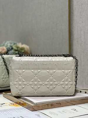 Μίνι τσάντα σφεντονών του CHRISTIAN DIOR που μαρκάρεται την ΤΡΆΠΕΖΑ 030 της CARO M9241 τσαντών