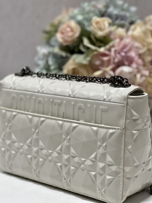Μίνι τσάντα σφεντονών του CHRISTIAN DIOR που μαρκάρεται την ΤΡΆΠΕΖΑ 030 της CARO M9241 τσαντών