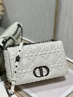 Μίνι τσάντα σφεντονών του CHRISTIAN DIOR που μαρκάρεται την ΤΡΆΠΕΖΑ 030 της CARO M9241 τσαντών