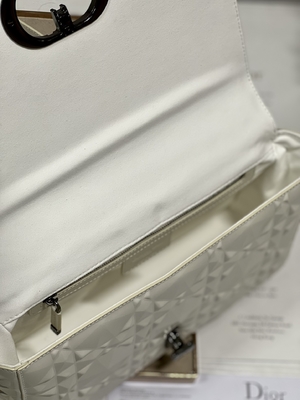 Μίνι τσάντα σφεντονών του CHRISTIAN DIOR που μαρκάρεται την ΤΡΆΠΕΖΑ 030 της CARO M9241 τσαντών