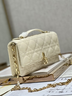 Μαρκαρισμένος την κυρία Dior Patent Clutch Small μαργαριτάρι τη μαύρη περάτωση κτυπήματος
