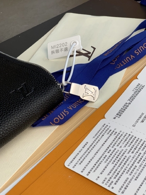 Δέρμα της Louis Vuitton Pochette Jour GM Cuir Taurillon σχεδιαστών στα μαύρα πορτοφόλια Noir