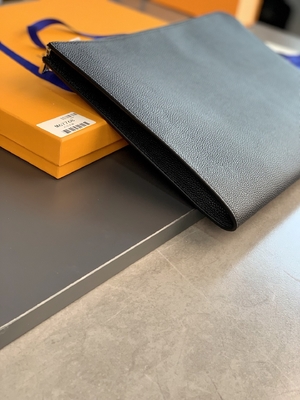 Δέρμα της Louis Vuitton Pochette Jour GM Cuir Taurillon σχεδιαστών στα μαύρα πορτοφόλια Noir