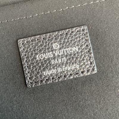 Δέρμα της Louis Vuitton Pochette Jour GM Cuir Taurillon σχεδιαστών στα μαύρα πορτοφόλια Noir