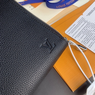 Δέρμα της Louis Vuitton Pochette Jour GM Cuir Taurillon σχεδιαστών στα μαύρα πορτοφόλια Noir