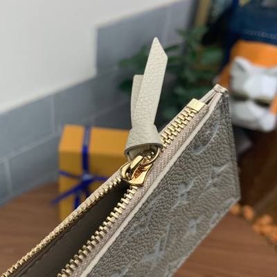 Άσπρη άνοιξη τσαντών Pochette Felicie LV στο μονόγραμμα Empreinte πόλεων