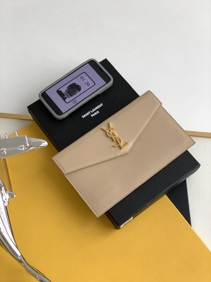 Αποτυπωμένο σε ανάγλυφο δέρμα Clutch Grain de Poudre τσαντών της Saint Laurent μαρκαρισμένο Preloved σε κεντρική συνοικία