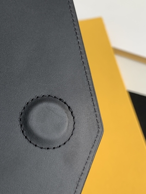 Αποτυπωμένο σε ανάγλυφο δέρμα Clutch Grain de Poudre τσαντών της Saint Laurent μαρκαρισμένο Preloved σε κεντρική συνοικία