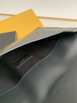 Αποτυπωμένο σε ανάγλυφο δέρμα Clutch Grain de Poudre τσαντών της Saint Laurent μαρκαρισμένο Preloved σε κεντρική συνοικία