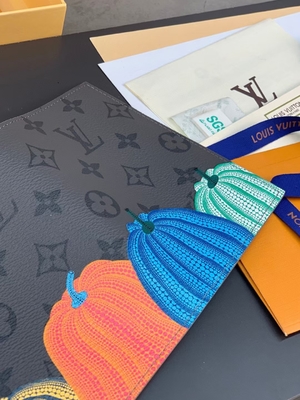 Louis Vuitton το LV Χ YK μίνι σχεδιαστών πορτοφολιών τσεπών τυπωμένη ύλη κολοκύθας διοργανωτών μαύρη
