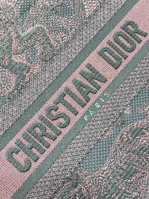 Μικρό ροζ του Christian Dior Booktote και Gray Toile de Jouy Sauvage κεντητική