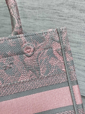 Μικρό ροζ του Christian Dior Booktote και Gray Toile de Jouy Sauvage κεντητική