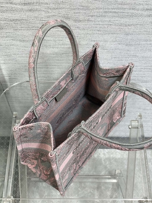 Μικρό ροζ του Christian Dior Booktote και Gray Toile de Jouy Sauvage κεντητική