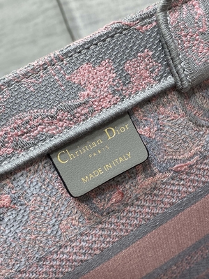 Μικρό ροζ του Christian Dior Booktote και Gray Toile de Jouy Sauvage κεντητική