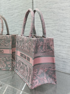 Μικρό ροζ του Christian Dior Booktote και Gray Toile de Jouy Sauvage κεντητική