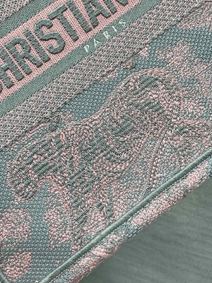 Μικρό ροζ του Christian Dior Booktote και Gray Toile de Jouy Sauvage κεντητική