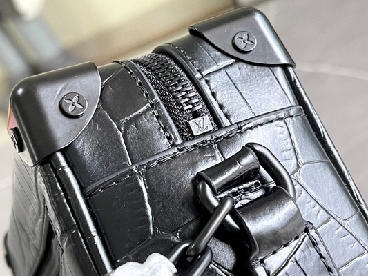 Crocodilien μεταλλινών μαύρο της Louis Vuitton LV μαλακό δέρμα διπλωμάτων ευρεσιτεχνίας κορμών μίνι μικρό