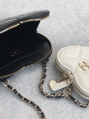 Λουστραρισμένο με λάκκα αλυσίδα μέταλλο Goldtone τσαντών δερμάτων βοδιού μαρκαρισμένο Preloved γραπτό